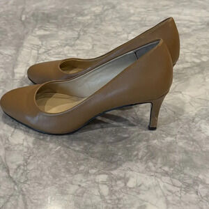 Lord + Taylor Womens Heels Beige Leather Rounded Toe Shoes Sz 6.5